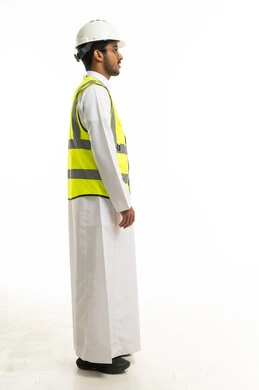 مهندس سعودي بجهة جانبية يرتدي سترة السلامة