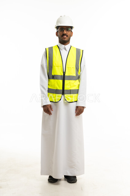 مهندس سعودي بملابس السلامة على خلفية بيضاء
