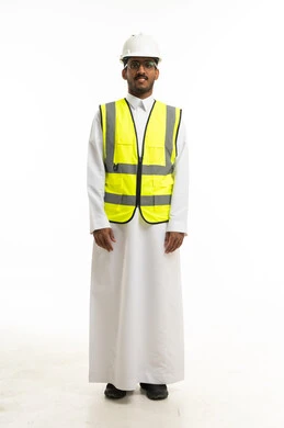 مهندس سعودي بملابس السلامة على خلفية بيضاء