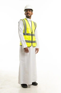 مهندس سعودي بمعدات السلامة أمام خلفية بيضاء