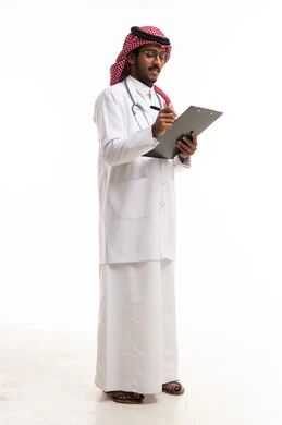 طبيب سعودي يكتب على لوحة ملاحظات في الاستوديو