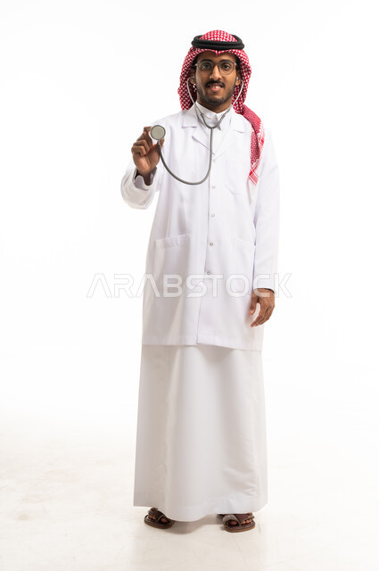طبيب سعودي يمسك سماعة طبية في الاستوديو