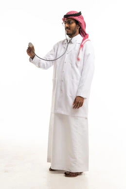 طبيب سعودي يحمل سماعة طبية بخلفية بيضاء