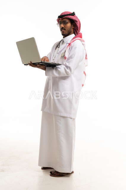 طبيب سعودي يستخدم لابتوب على خلفية بيضاء