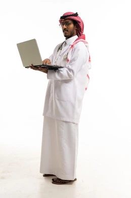 طبيب سعودي يستخدم لابتوب على خلفية بيضاء