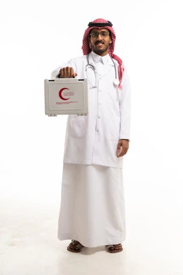 طبيب سعودي يحمل حقيبة إسعافات أولية طبية