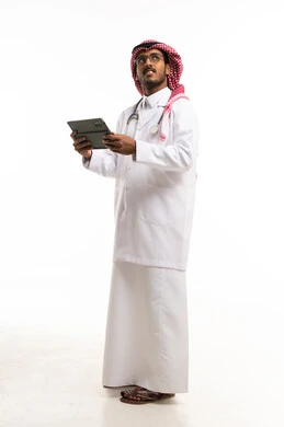 طبيب سعودي مع جهاز لوحي بخلفية بيضاء