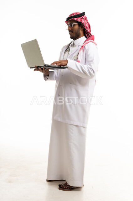 طبيب سعودي يستخدم المحمول بخلفية بيضاء