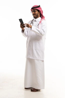 طبيب سعودي يستخدم الهاتف الذكي على خلفية بيضاء