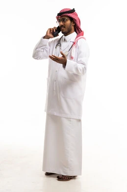 طبيب سعودي بالزي التقليدي يتحدث عبر الجوال