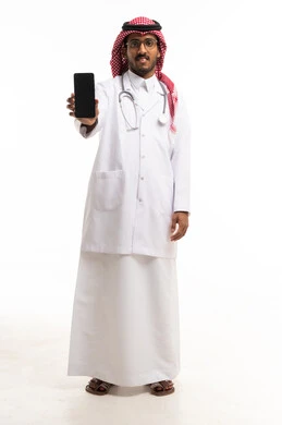 طبيب سعودي يحمل هاتف ذكي على خلفية بيضاء