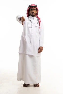 طبيب سعودي يشير بإيماءة الرفض والعدم