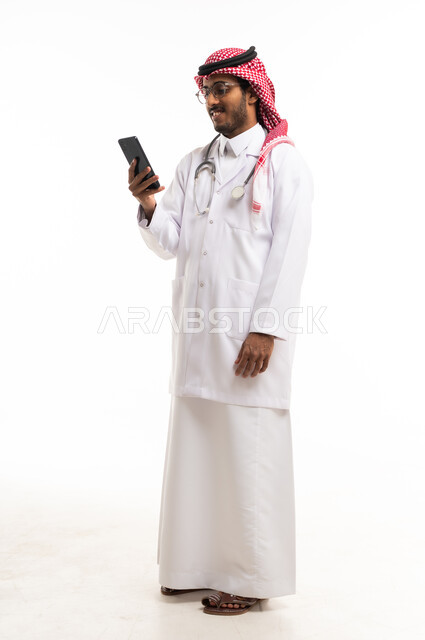 طبيب سعودي يستخدم الهاتف الذكي بخلفية بيضاء
