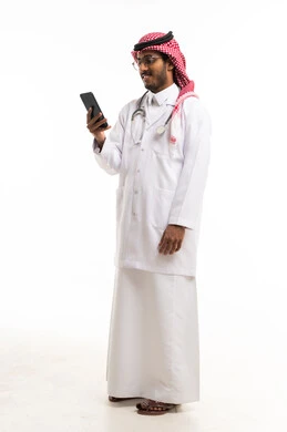 طبيب سعودي يستخدم الهاتف الذكي بخلفية بيضاء