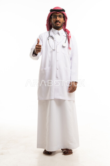 طبيب سعودي يرفع علامة الإبهام للأعلى بخلفية بيضاء