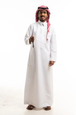 رجل سعودي بالثوب التقليدي يحمل مسبحة خلفية بيضاء