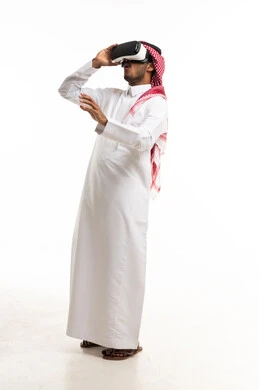 رجل سعودي يرتدي نظارة الواقع الافتراضي بخلفية بيضاء