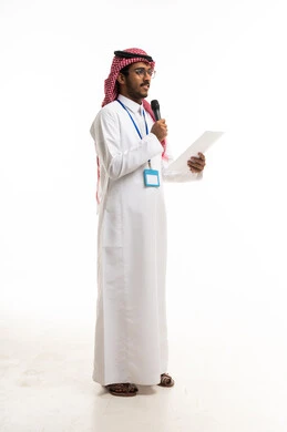 رجل سعودي يتحدث بالميكروفون على خلفية بيضاء