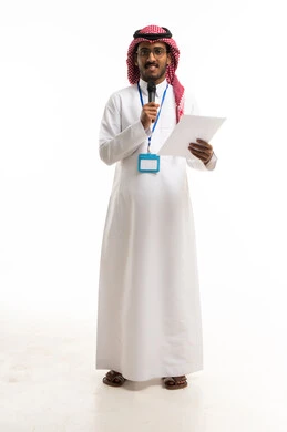 مقدم سعودي يحمل ميكروفون على خلفية بيضاء