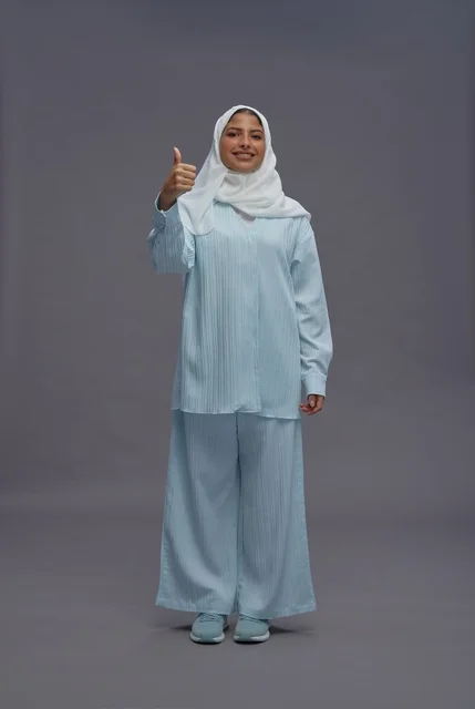 امرأة سعودية تقوم بإشارة الإبهام بملابس محتشمة