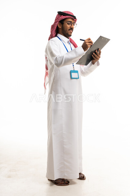 رجل سعودي مهني يكتب على لوحة ملاحظات