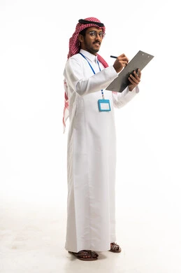 رجل سعودي يكتب على لوحة ملاحظات خلفية بيضاء