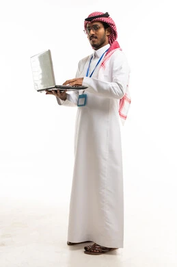 رجل أعمال سعودي يعمل على لابتوب خلفية بيضاء