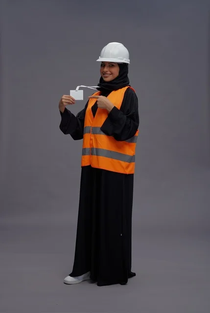 مهندسة سعودية ببطاقة العمل وسترة السلامة مهندسة سعودية ببطاقة العمل وسترة السلامة