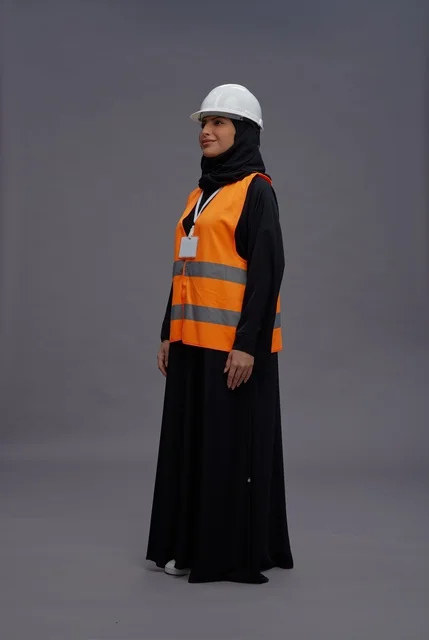 مهندسة سعودية ترتدي خوذة وسترة سلامة عاكسة