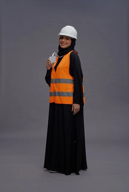 مهندسة سعودية ترتدي سترة السلامة والخوذة البيضاء مهندسة سعودية ترتدي سترة السلامة والخوذة البيضاء