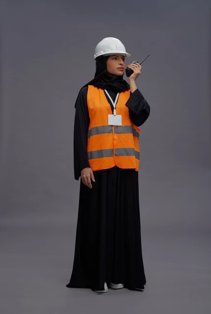 مهندسة سعودية بمعدات السلامة تستخدم جهاز اللاسلكي