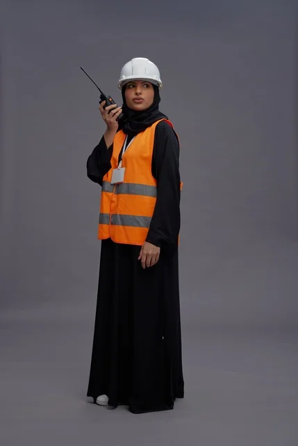 مهندسة سعودية بزي السلامة وجهاز لاسلكي مهندسة سعودية بزي السلامة وجهاز لاسلكي