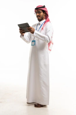 رجل أعمال سعودي يستخدم جهاز لوحي بخلفية بيضاء