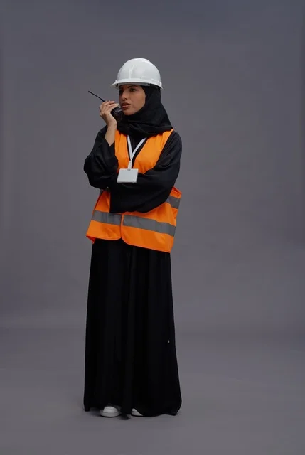مهندسة سعودية بمعدات السلامة تتحدث عبر اللاسلكي
