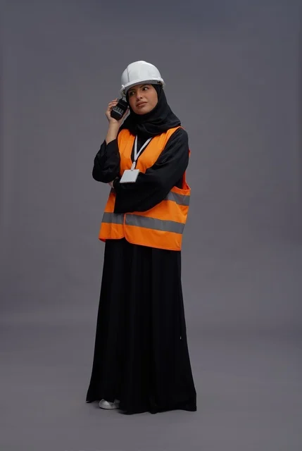 مهندسة سعودية بسترة السلامة تتحدث عبر جهاز اللاسلكي