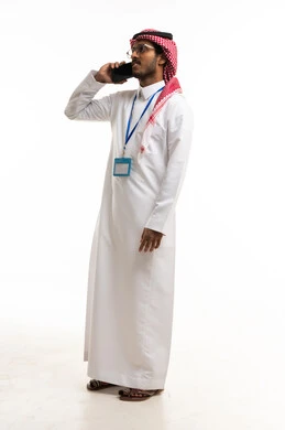رجل سعودي بالثوب التقليدي يتحدث بالهاتف المحمول