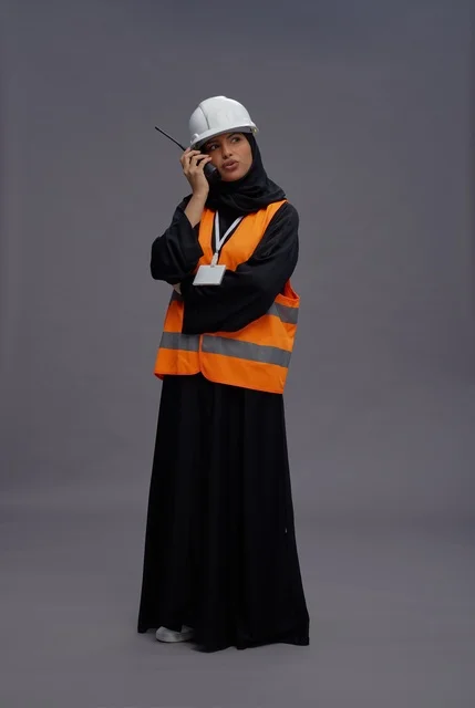 مهندسة سعودية بجهاز لاسلكي وسترة السلامة