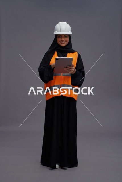 مهندسة سعودية بجهاز لوحي وملابس السلامة المهنية