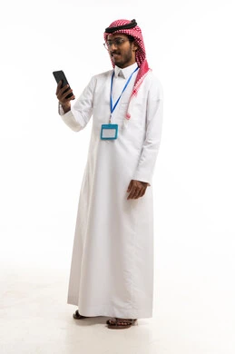 رجل أعمال سعودي يستخدم الهاتف الذكي خلفية بيضاء