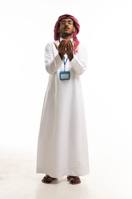 رجل سعودي بالزي التقليدي يدعو على خلفية بيضاء