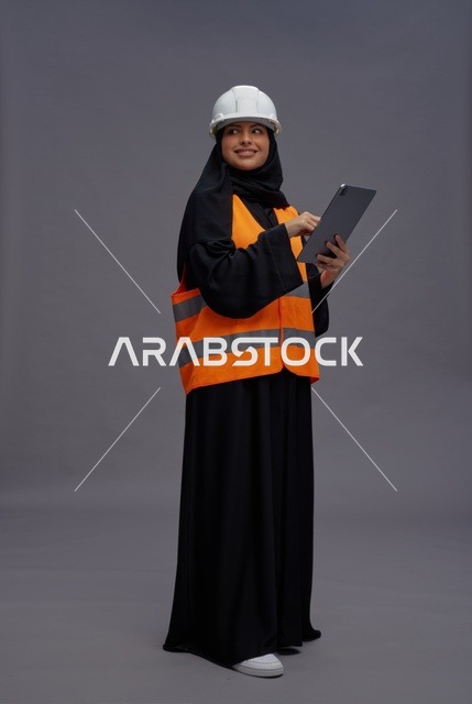 مهندسة سعودية بجهاز لوحي في استوديو