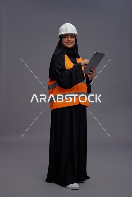 مهندسة سعودية بجهاز لوحي وسترة سلامة