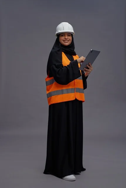 مهندسة سعودية بجهاز لوحي وسترة سلامة