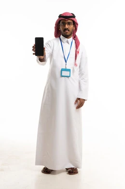 رجل أعمال سعودي يحمل هاتفاً ذكياً بخلفية بيضاء