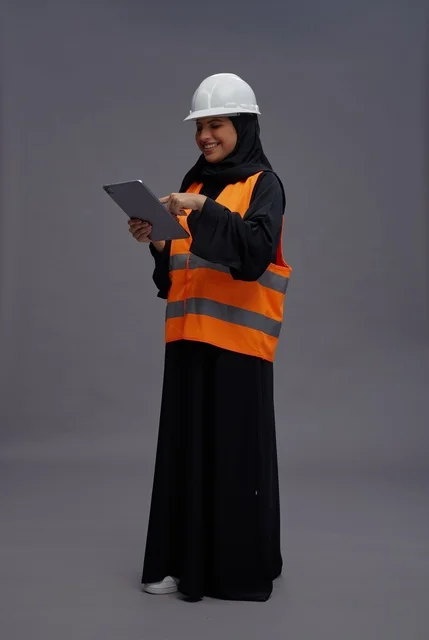 مهندسة سعودية بجهاز لوحي وسترة السلامة