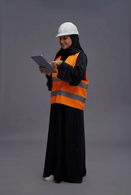 مهندسة مدنية سعودية مع جهاز لوحي في الاستوديو
