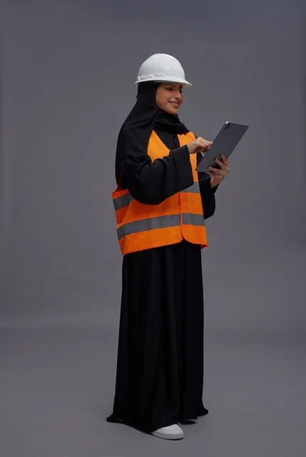 مهندسة سعودية بجهاز لوحي ترتدي معدات السلامة