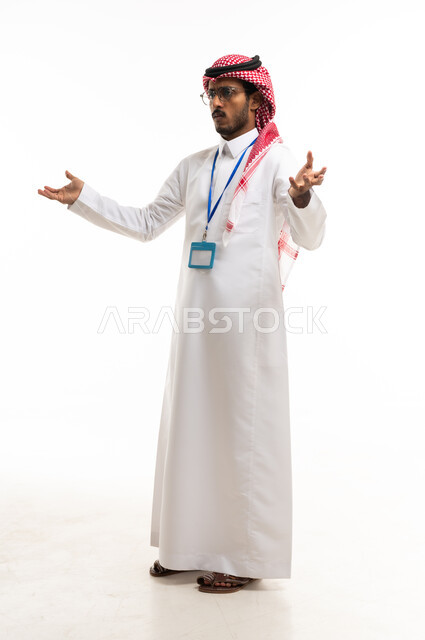 رجل سعودي بالثوب التقليدي يقدم عرضاً توضيحياً