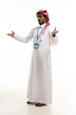 رجل سعودي بالثوب التقليدي يقدم عرضاً توضيحياً