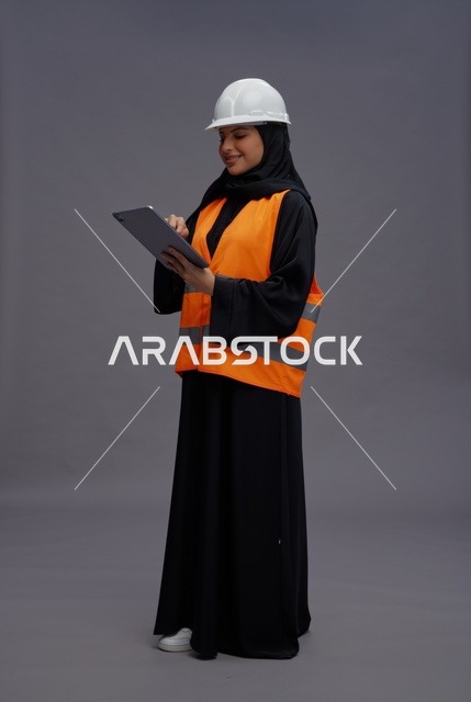 مهندسة سعودية تستخدم جهازاً لوحياً في الاستوديو